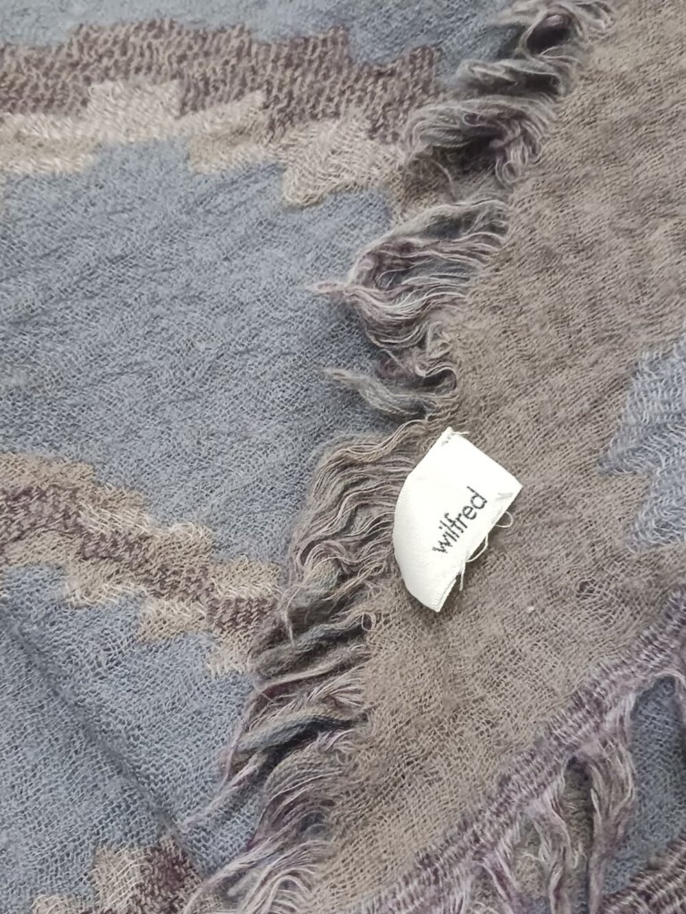 Wilfred pattern scarf - Picture 2 of 2